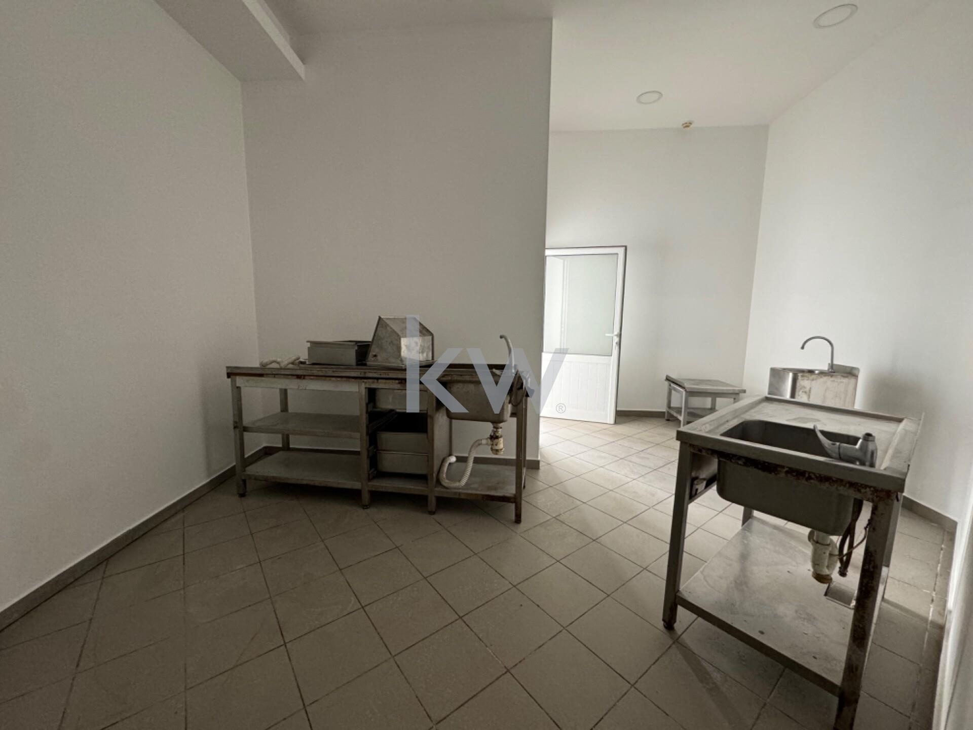 Imóvel Comercial à Venda no Centro de Viseu - Portugal - 1