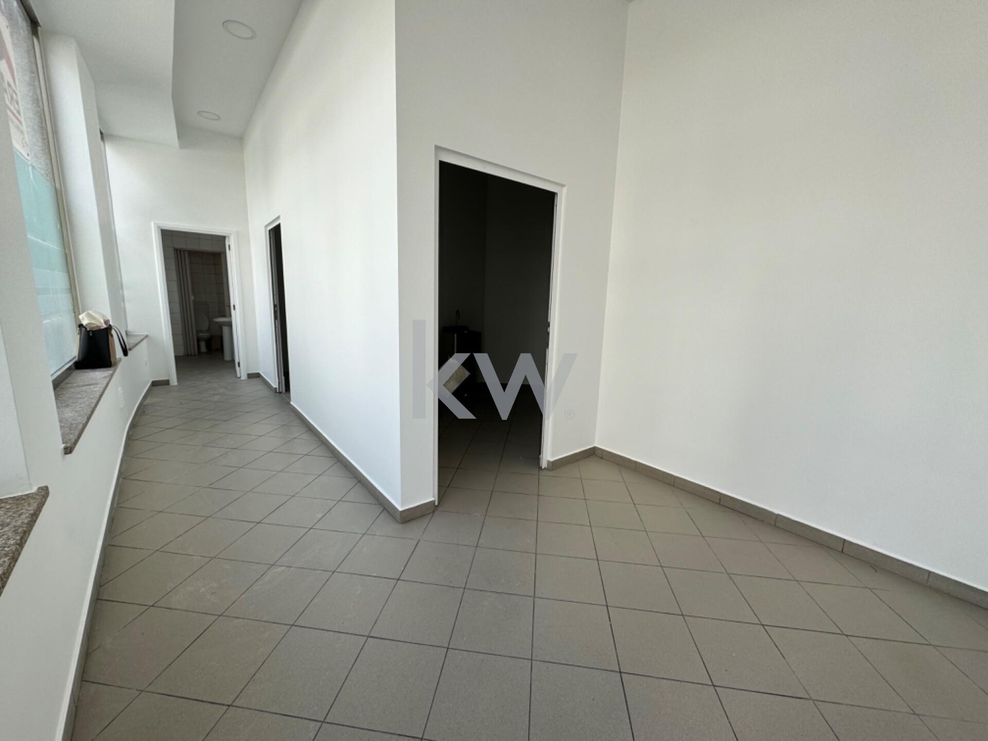 Imóvel Comercial à Venda no Centro de Viseu - Portugal - 2