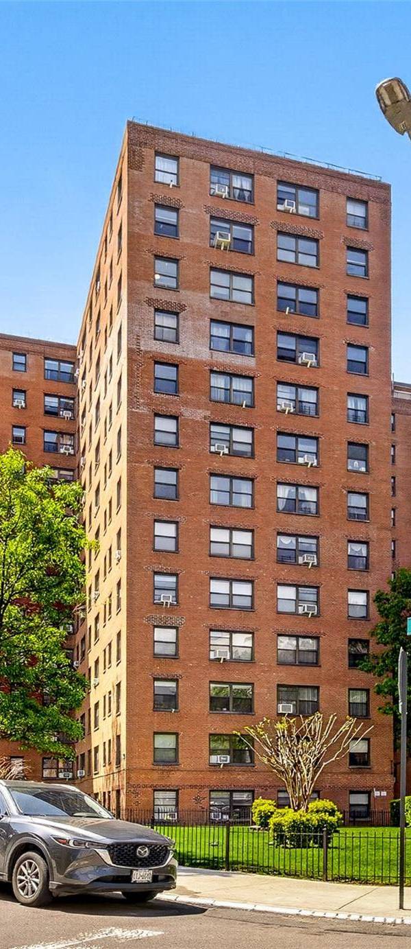 Apartment for Sale in Rego Park - New York - USA