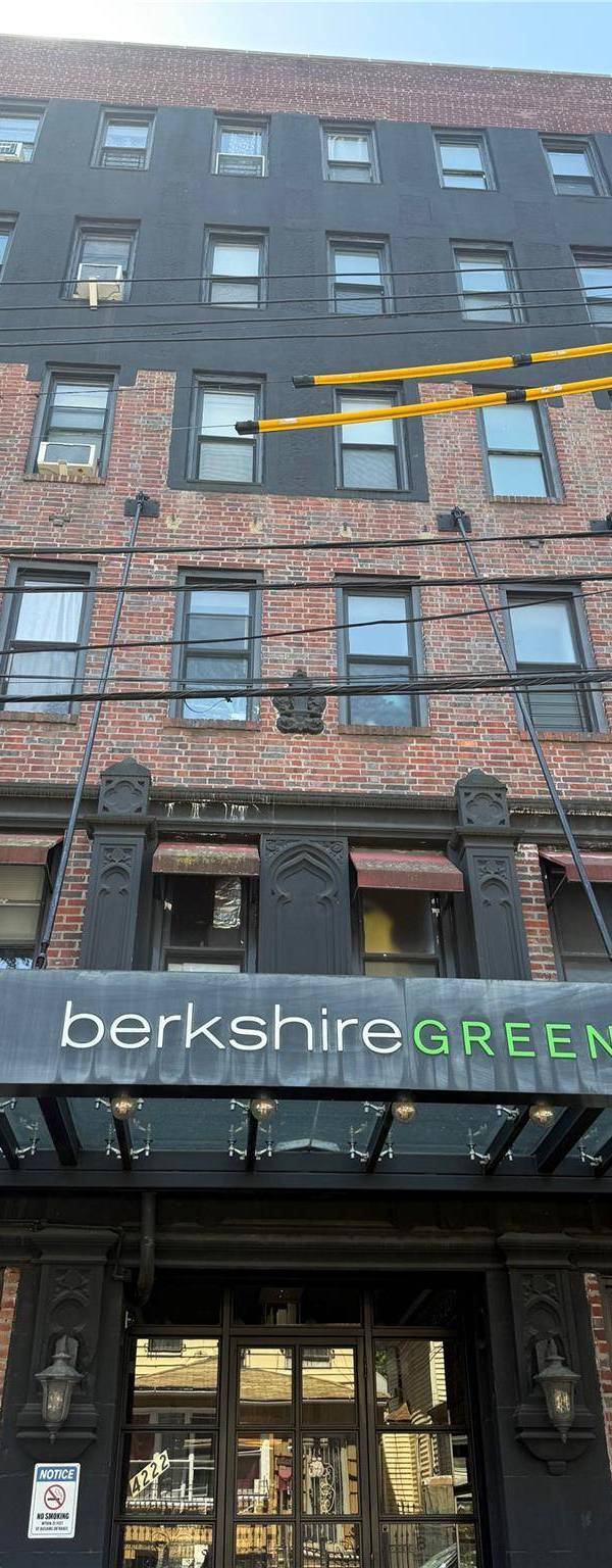 1 Bedroom Home for Sale in Elmhurst - New York - USA