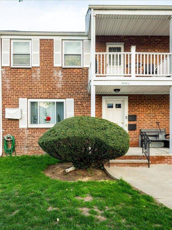 1 Bedroom Home for Sale in Glen Oaks - New York - USA