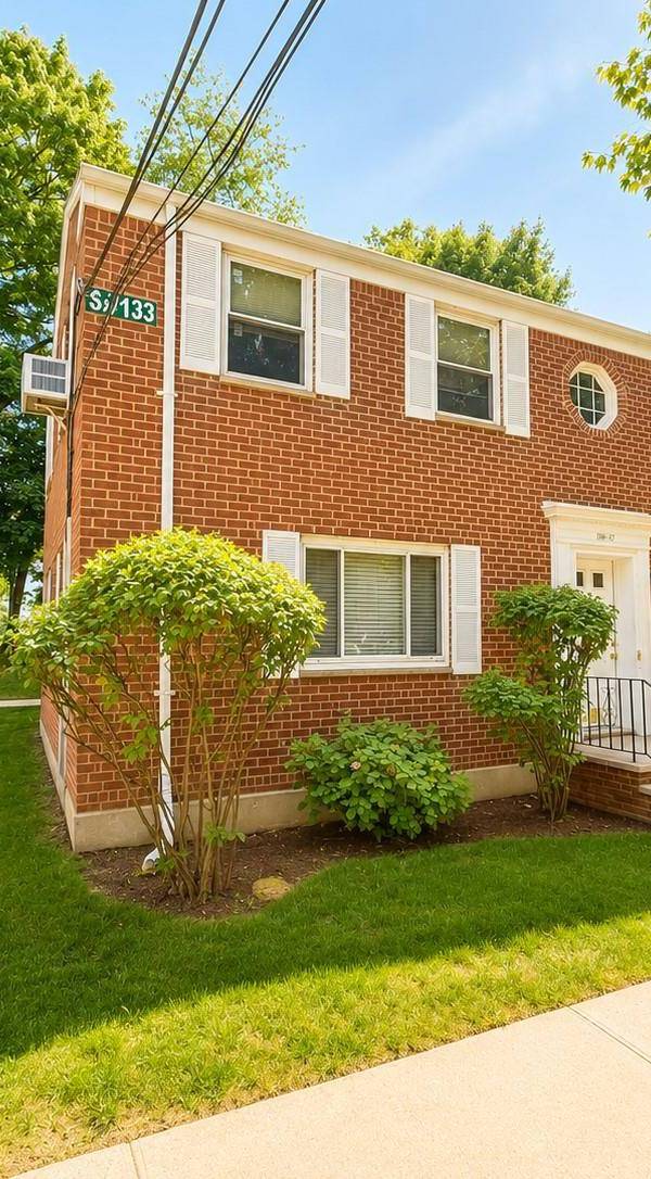 1 Bedroom Home for Sale in Glen Oaks - New York - USA