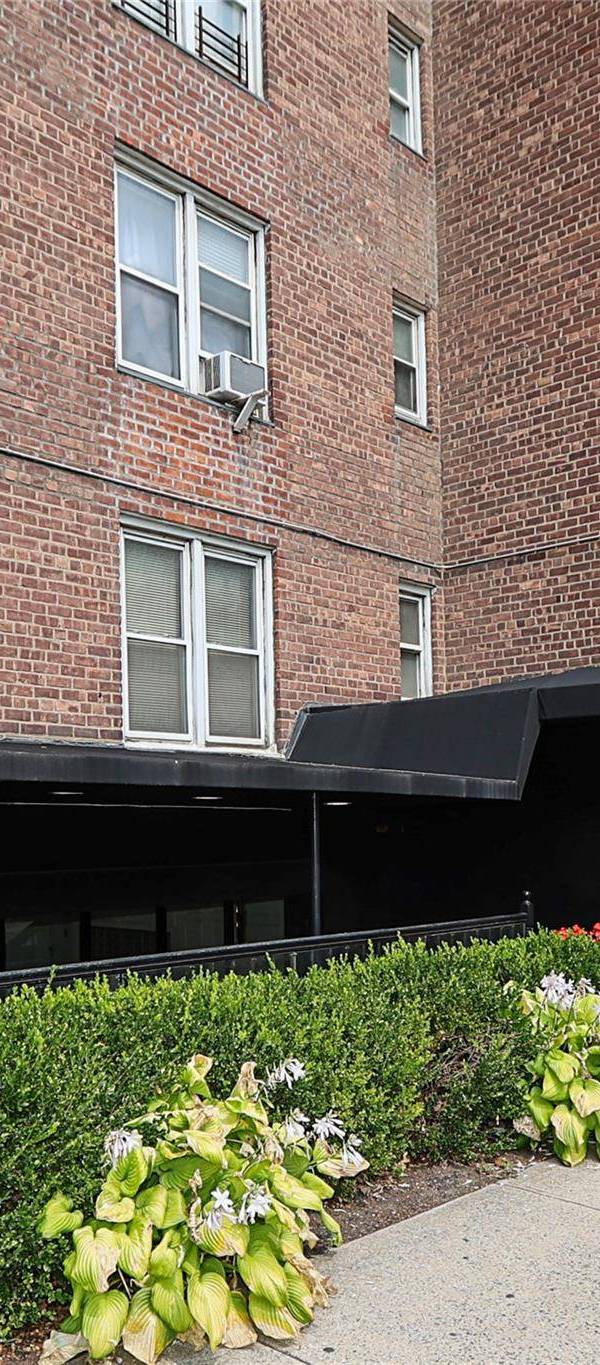1 Bedroom Home for Sale in Rego Park - New York - USA