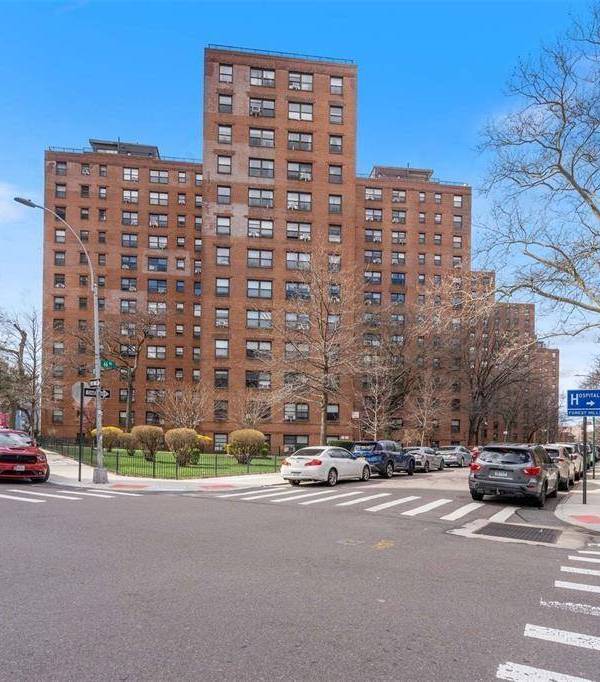 1 Bedroom Home for Sale in Rego Park - New York - USA