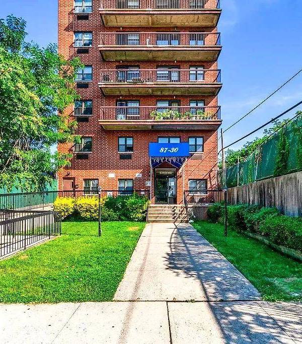 1 Bedroom Home for Sale in Rego Park - New York - USA