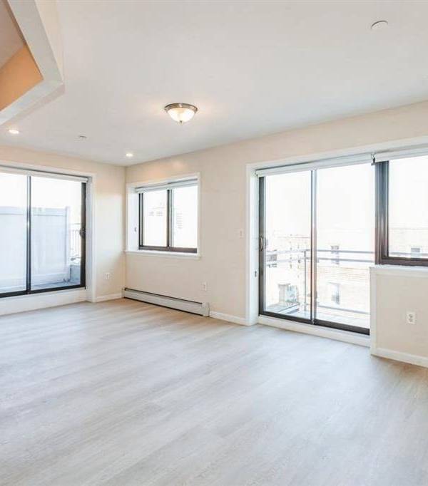1 Bedroom Home for Sale in Rego Park - New York - USA