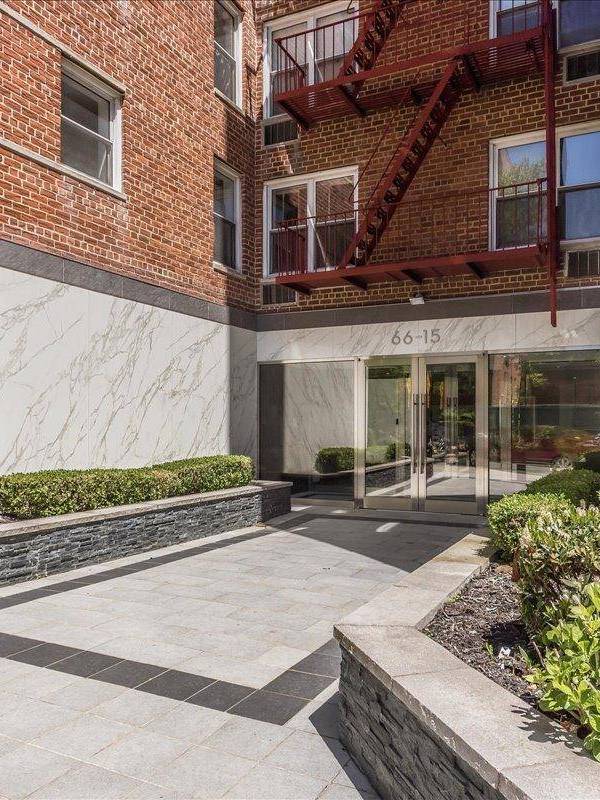 1 Bedroom Home for Sale in Rego Park - New York - USA