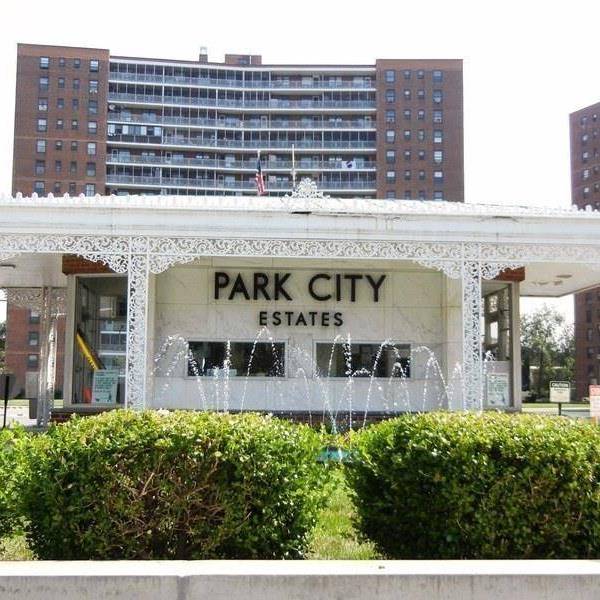 1 Bedroom Home for Sale in Rego Park - New York - USA