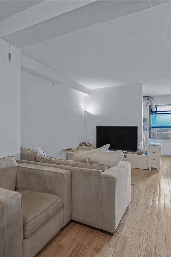 1 Bedroom Home for Sale in Rego Park - New York - USA