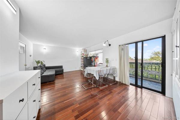 Apartamento com 2 Quartos à Venda em College Point - Nova Iorque - EUA