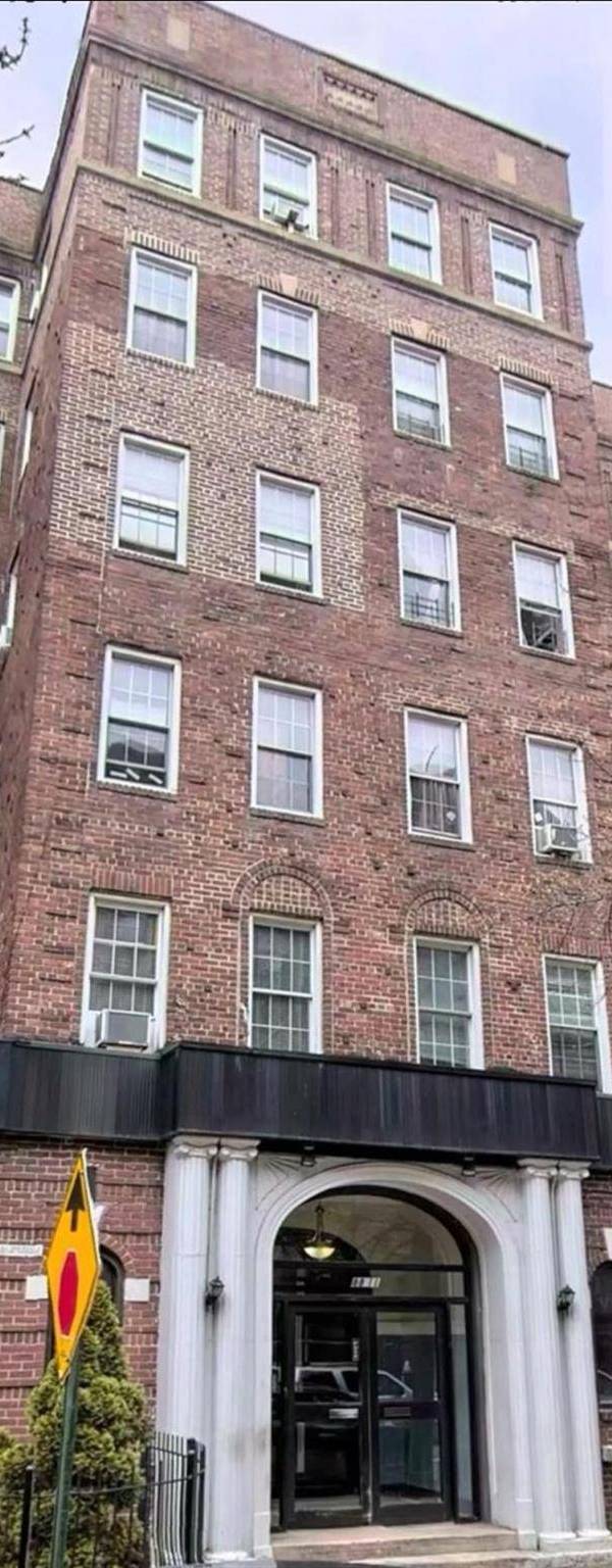2 Bedroom Home for Sale in Elmhurst - New York - USA