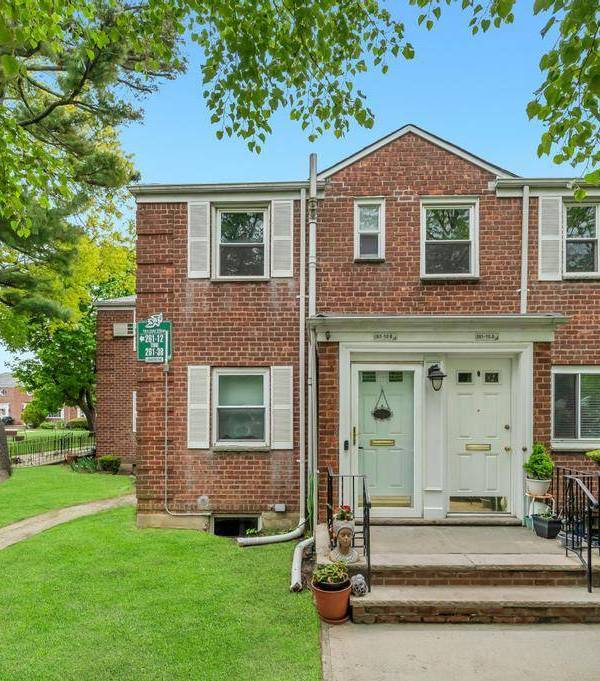 2 Bedroom Home for Sale in Glen Oaks - New York - USA
