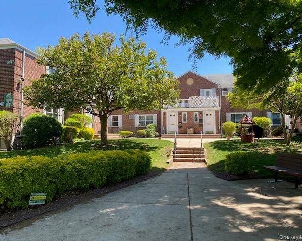 2 Bedroom Home for Sale in Glen Oaks - New York - USA