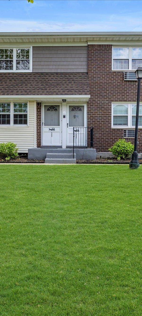 2 Bedroom Home for Sale in Oakdale - New York - USA