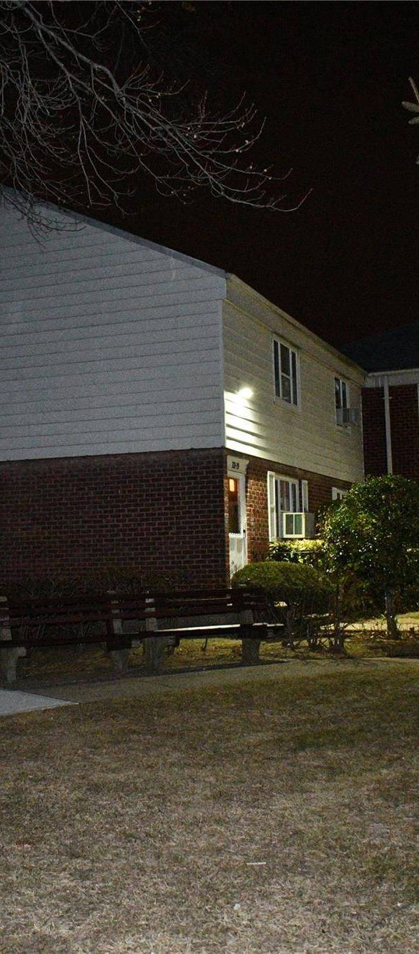 Apartamento com 2 Quartos à Venda em Queens Village - Nova Iorque - EUA
