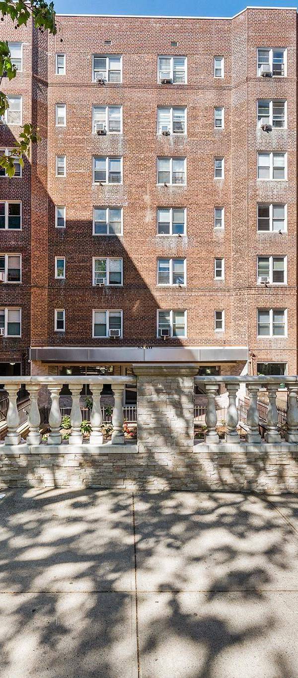 2 Bedroom Home for Sale in Rego Park - New York - USA