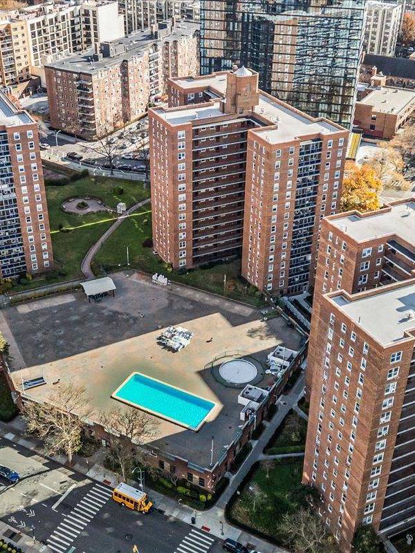 2 Bedroom Home for Sale in Rego Park - New York - USA