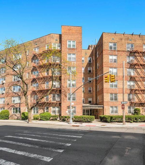 2 Bedroom Home for Sale in Rego Park - New York - USA