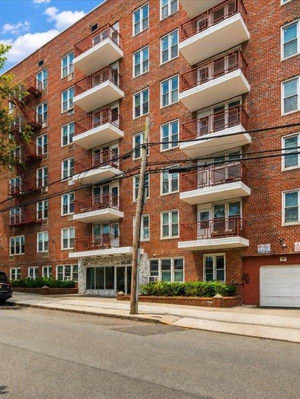 2 Bedroom Apartment for Sale in Rego Park - New York - USA