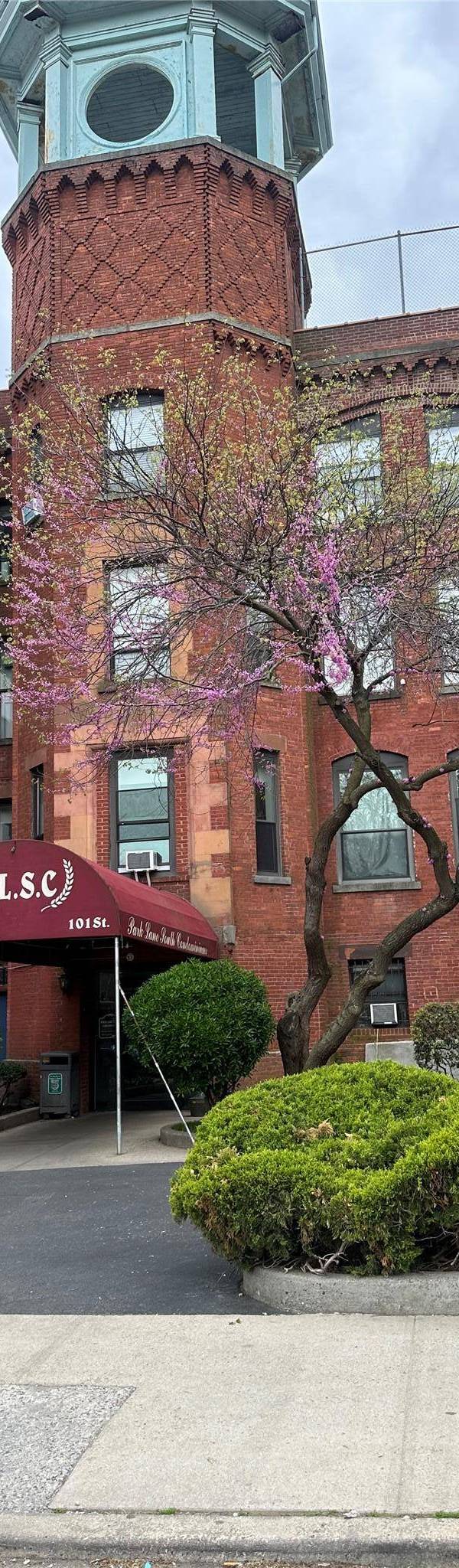Apartamento com 2 Quartos à Venda em Richmond Hill - Nova Iorque - EUA