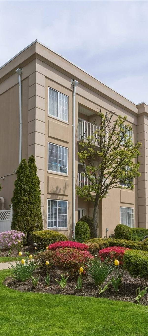 2 Bedroom Home for Sale in Westbury - New York - USA