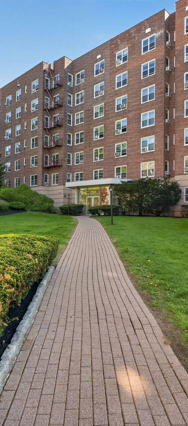 2 Bedroom Home for Sale in Yonkers - New York - USA