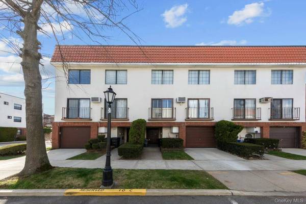Apartamento com 3 Quartos à Venda em College Point - Nova Iorque - EUA