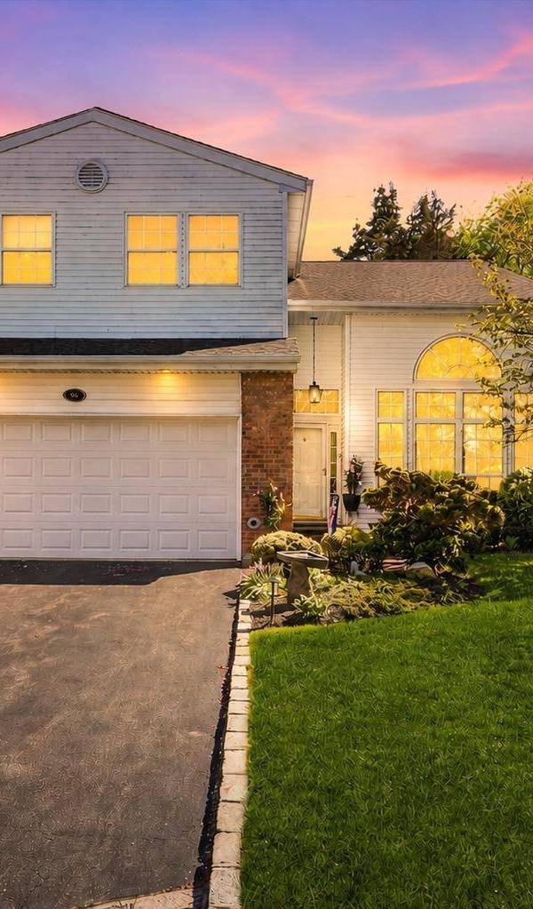 3 Bedroom Home for Sale in Commack - New York - USA