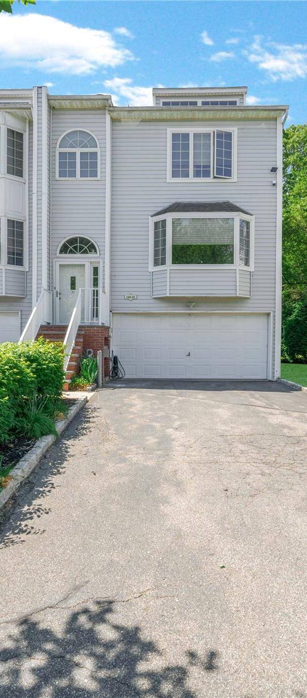 Apartamento de 3 Dormitorios en Venta en Little Neck - Nueva York - EE. UU.