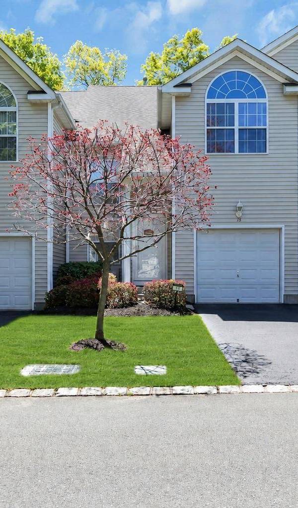 3 Bedroom Home for Sale in Medford - New York - USA