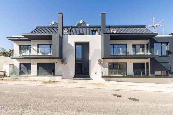 Apartamento T2 à Venda em Almada - Setúbal - Portugal