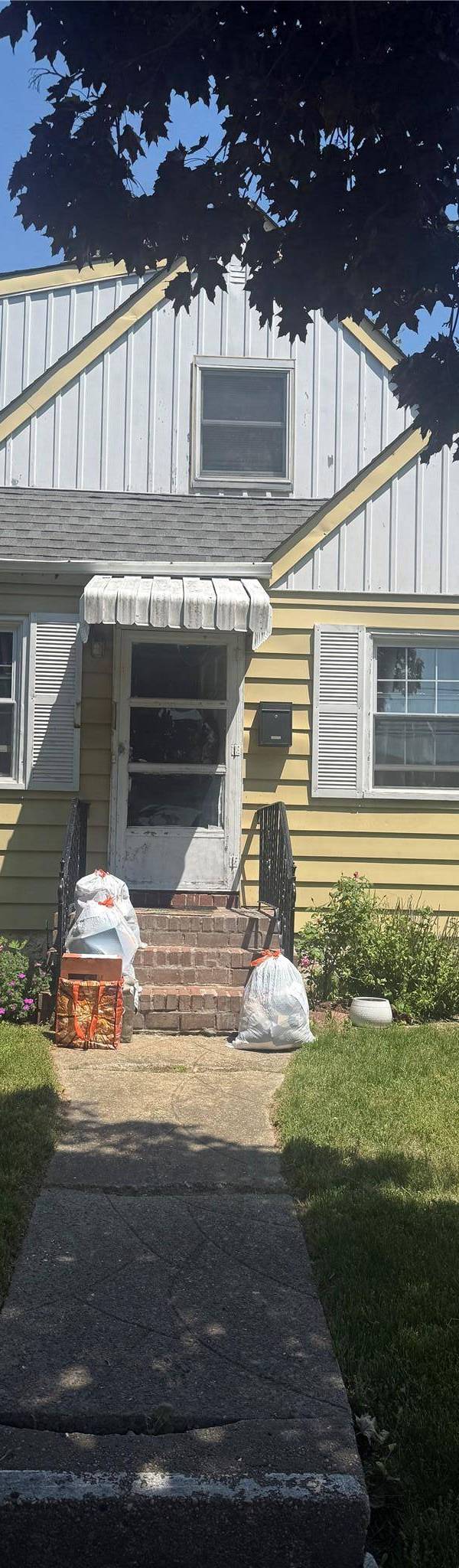 1 Bedroom Home for Sale in Glen Oaks - New York - USA