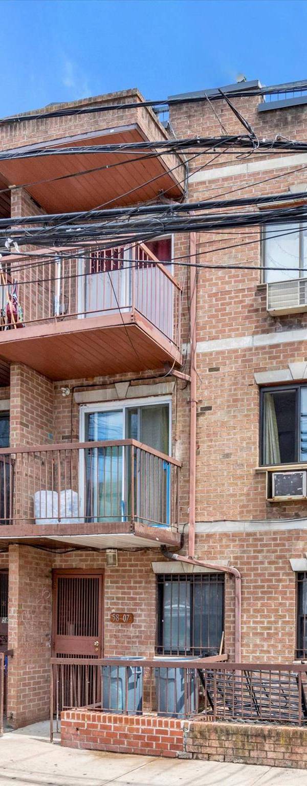 Casa de 11 Dormitorios en Venta en Corona - Nueva York - EE. UU.