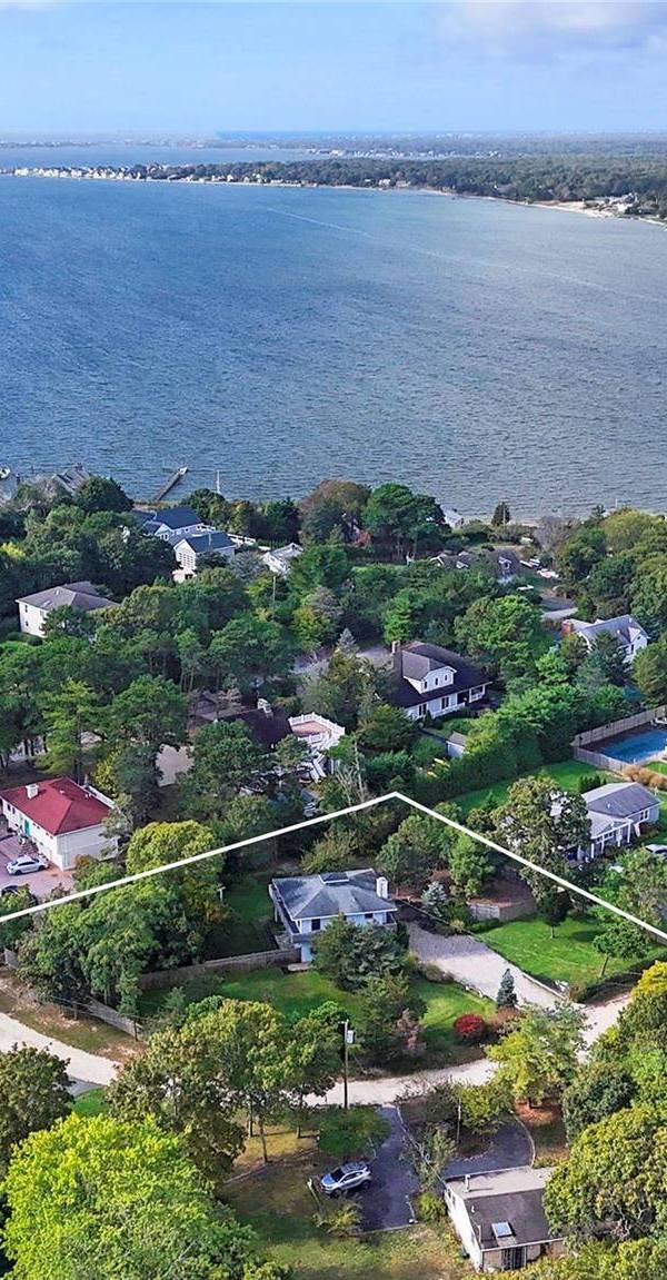 Casa de 2 Dormitorios Frente al Mar en Venta en Hampton Bays - Nueva York - EE. UU.
