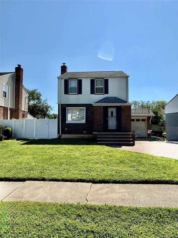 Casa com 2 Quartos à Venda em Elmont - Nova Iorque - EUA