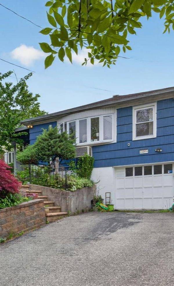 Casa de 2 Dormitorios en Venta en Little Neck - Nueva York - EE. UU.