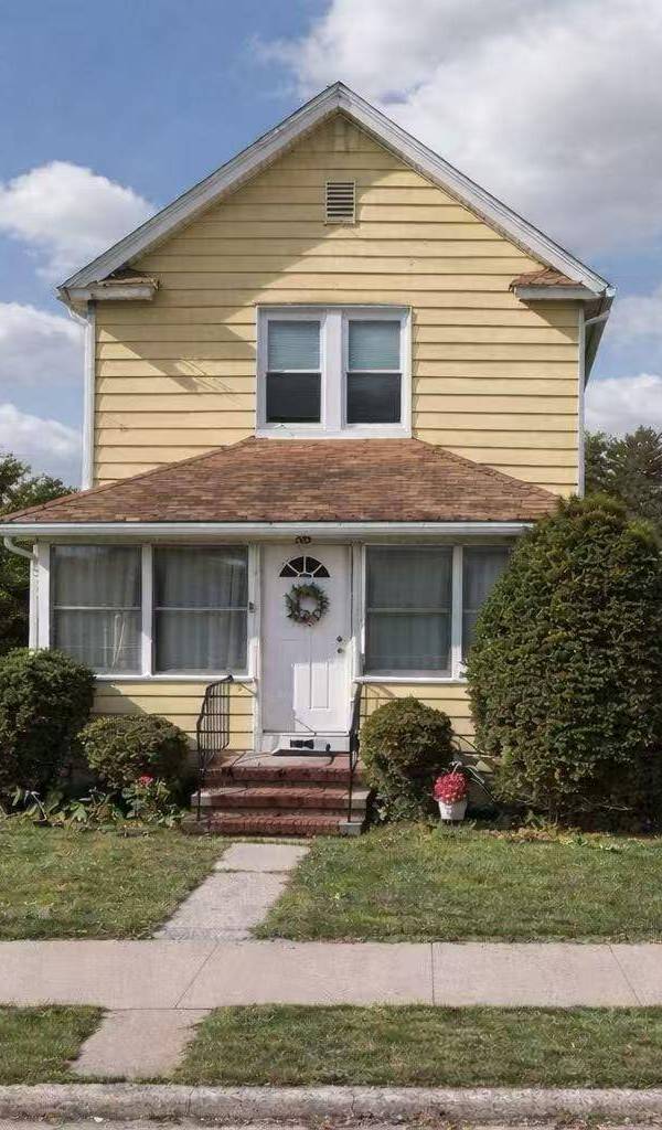 2 Bedroom Home for Sale in New Hyde Park - New York - USA