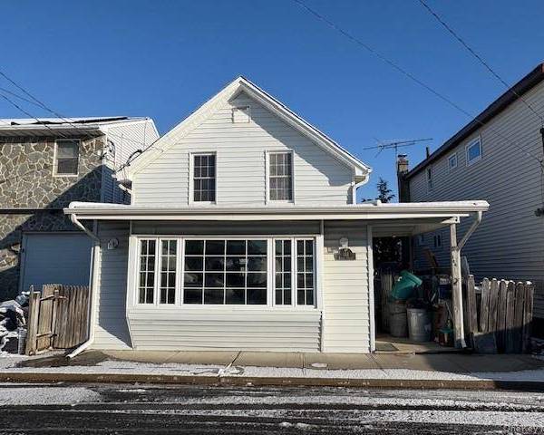 3 Bedroom Waterfront Home for Sale in Bellmore - New York - USA