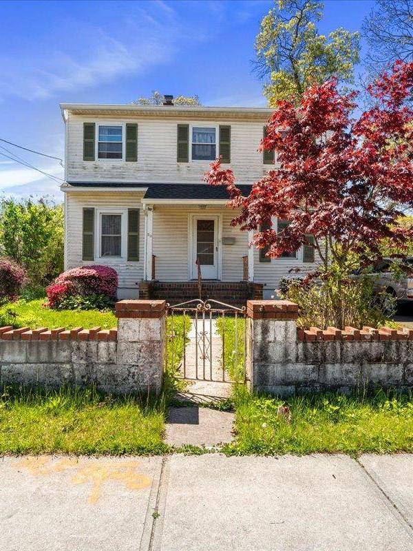 3 Bedroom Waterfront Home for Sale in Islip - New York - USA