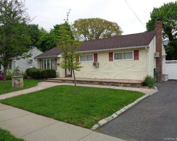 3 Bedroom Home for Sale in Bay Shore - New York - USA