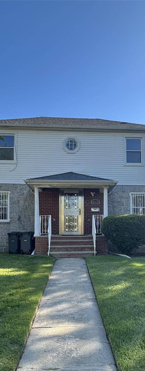 Casa de 3 Dormitorios en Venta en Bayside - Nueva York - EE. UU.