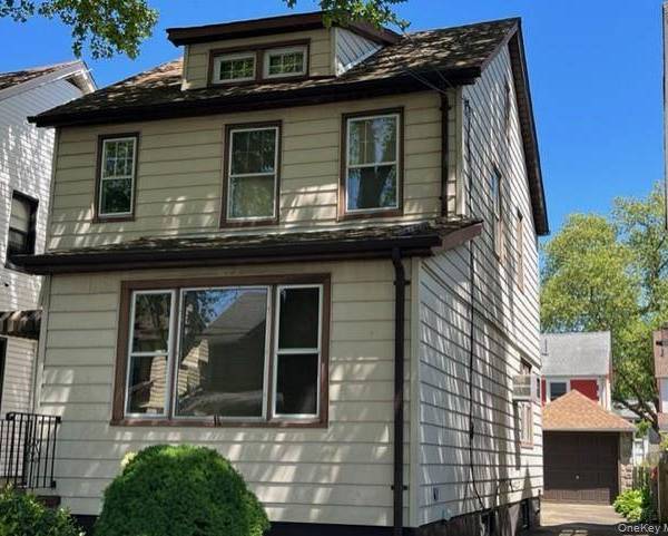 Casa de 3 Dormitorios en Venta en Bayside - Nueva York - EE. UU.