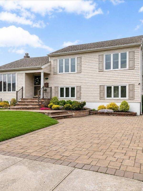 Casa de 3 Dormitorios en Venta en Bethpage - Nueva York - EE. UU.