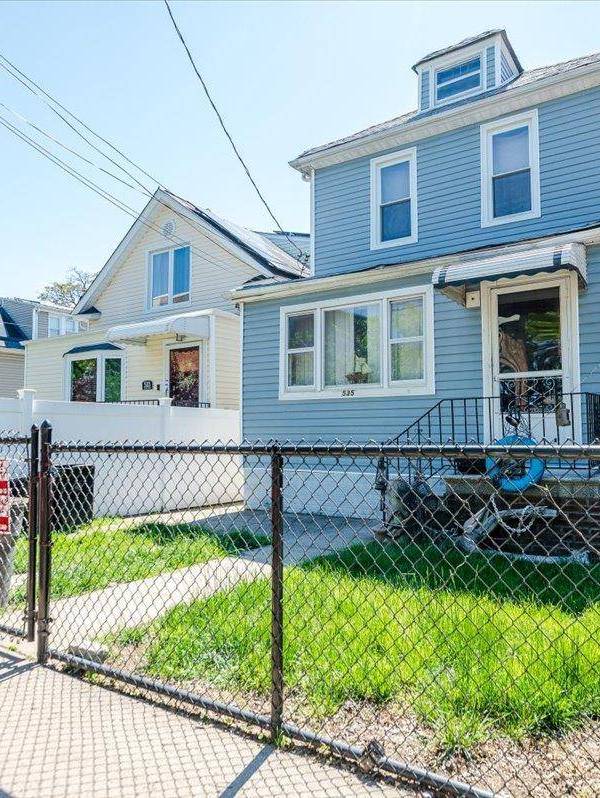 Casa de 3 Dormitorios en Venta en Bronx - Nueva York - EE. UU.