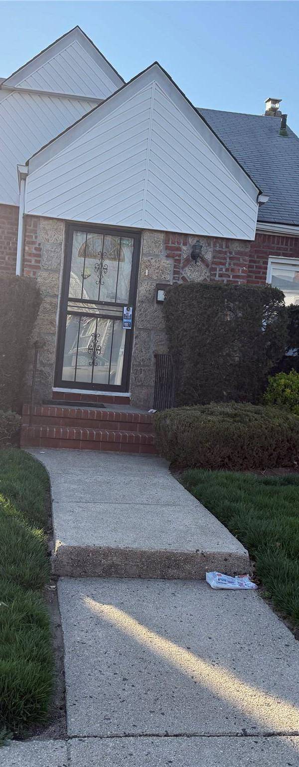 Casa de 3 Dormitorios en Venta en Cambria Heights - Nueva York - EE. UU.