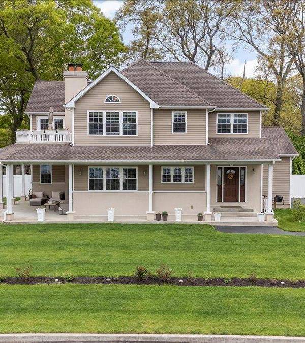 Casa de 3 Dormitorios en Venta en Centereach - Nueva York - EE. UU.