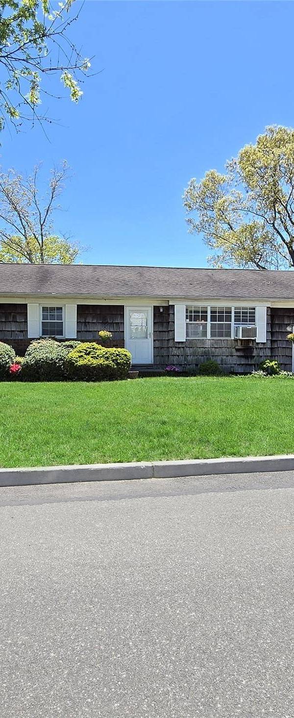 Casa de 3 Dormitorios en Venta en Centereach - Nueva York - EE. UU.