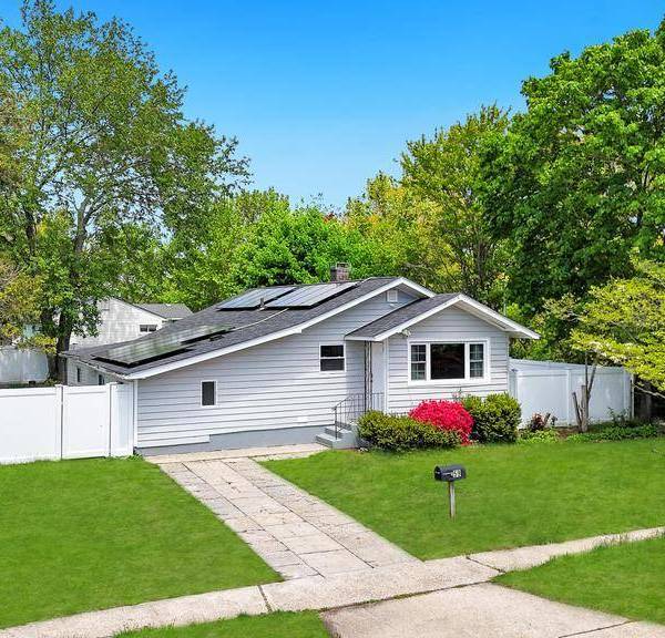 Casa de 3 Dormitorios en Venta en Central Islip - Nueva York - EE. UU.