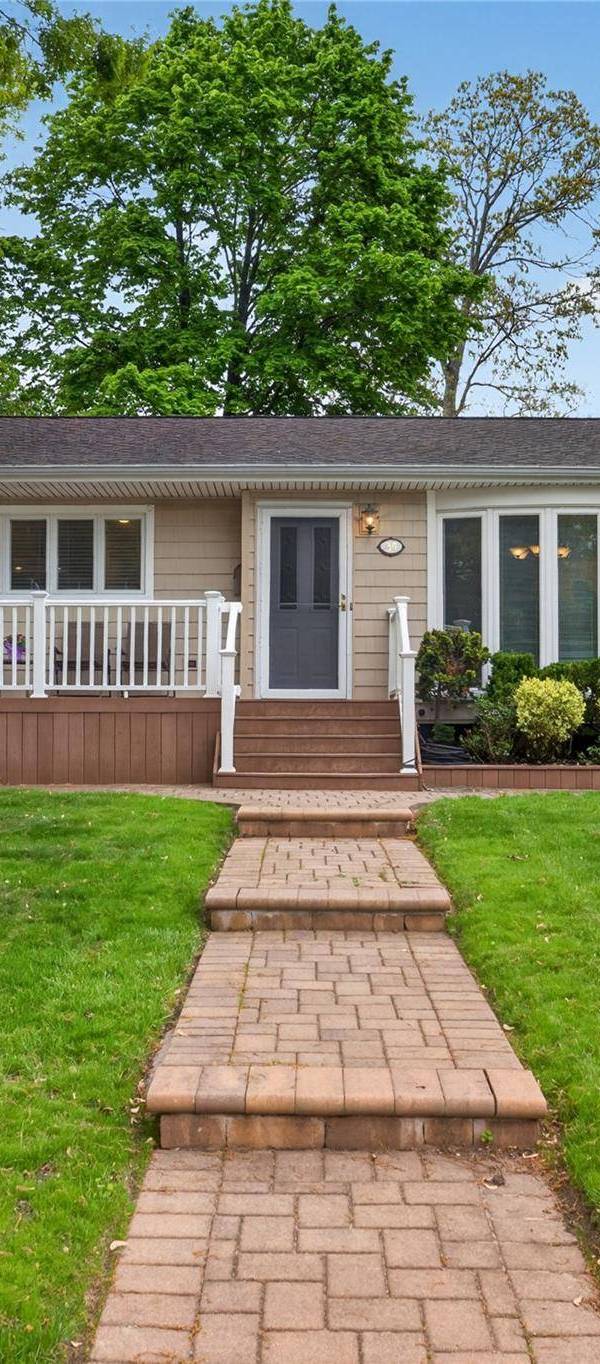 3 Bedroom Home for Sale in Commack - New York - USA