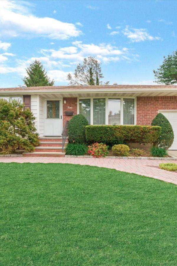 3 Bedroom Home for Sale in Commack - New York - USA